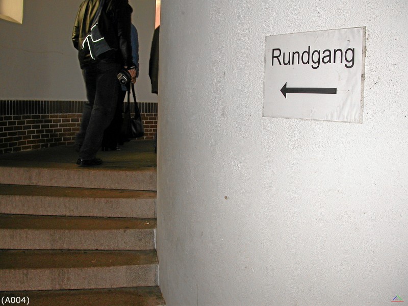 Abseits 004.jpg - Rundgang, richtig! Zu sehen in der Wilhelma.